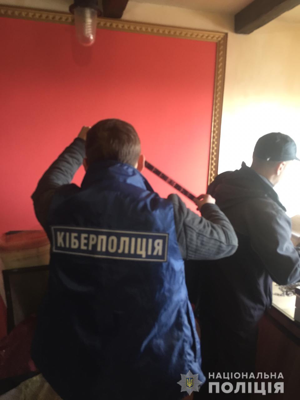 В Киеве мужчина, прикрываясь фотографом, организовал порнографические фото и видеосъемки с участием малолетних и несовершеннолетних детей.