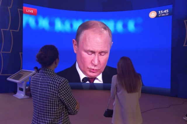 Выступление Владимира Путина транслируется на всех экранах Форума.