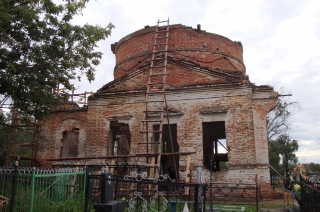 Никольская церковь при начале восстановления летом 2011 года