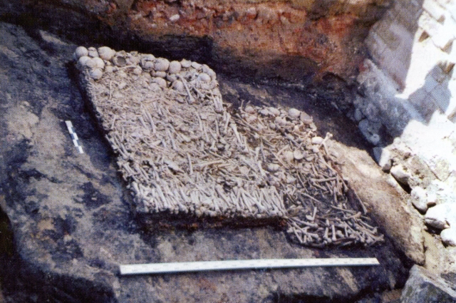 При строительстве Софийского собора часть захоронений перезахоронили у его южной стены.