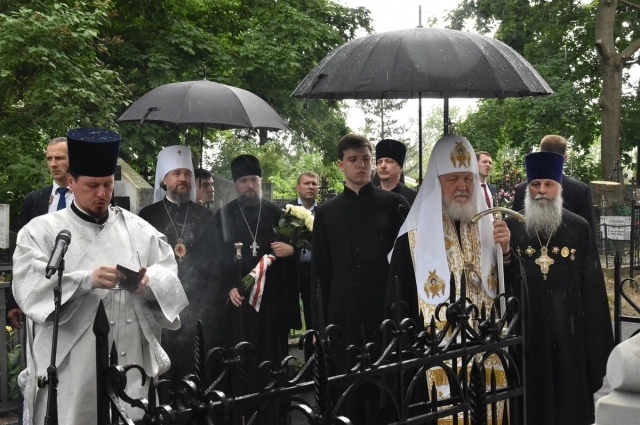 могиле Елизаветы Михайловны Ротовой, матери приснопамятного владыки, Святейший Патриарх Кирилл совершил заупокойную литию.