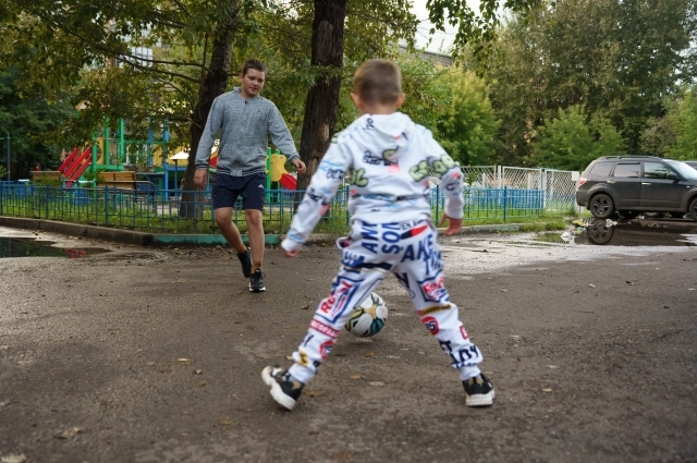 Поиграть в футбол - любимое увлечение для ребят.