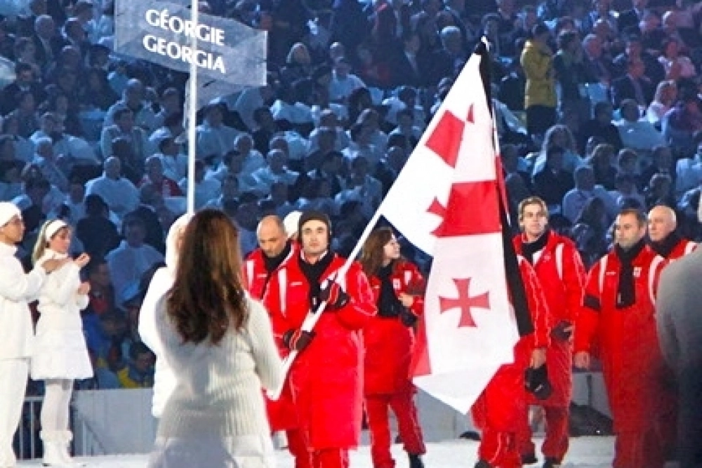 Олимпийская сборная Грузии на церемонии открытия Игр в трауре по умершему спортсмену через несколько часов после смерти Кумариташвили.