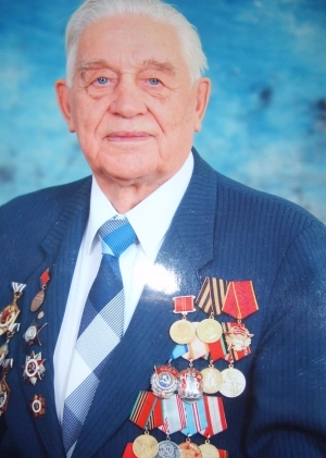 На парадном костюме ветерана Великой Отечественной войны, заслуженного шахтёра России боевые и трудовые награды.
