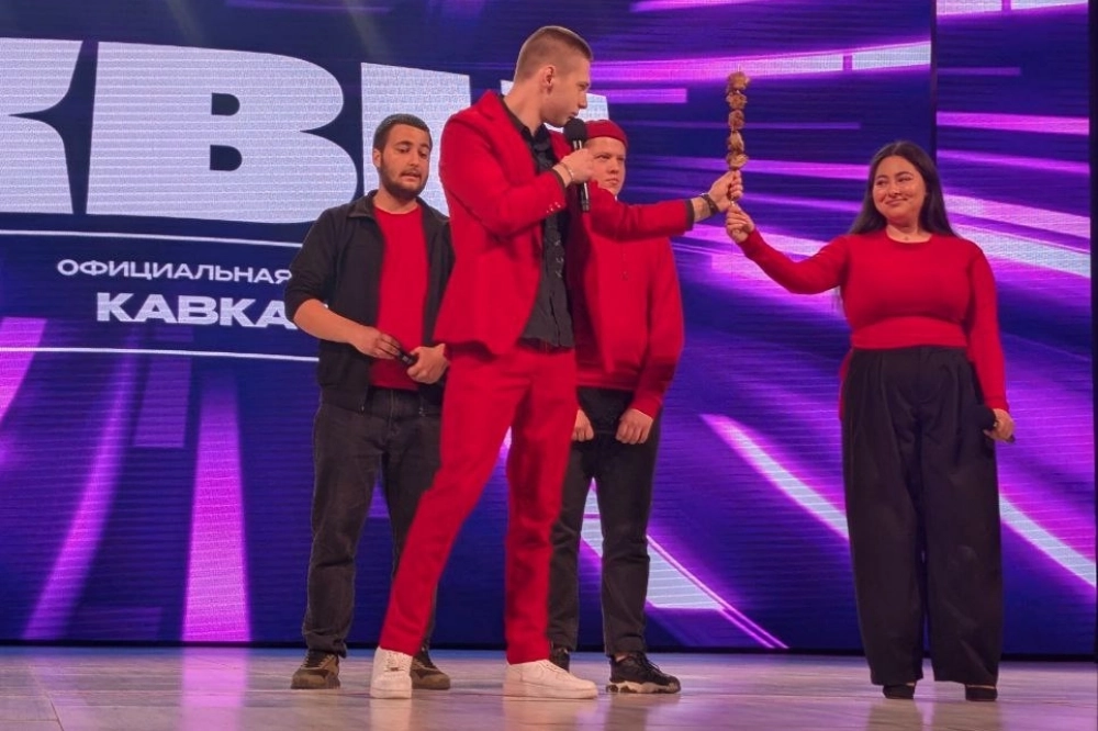 Кавээнщик вынес на сцену шашлык для дамы.