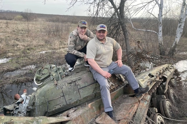 Тюменец Илья Полухин на Донбассе с одним из своих сыновей