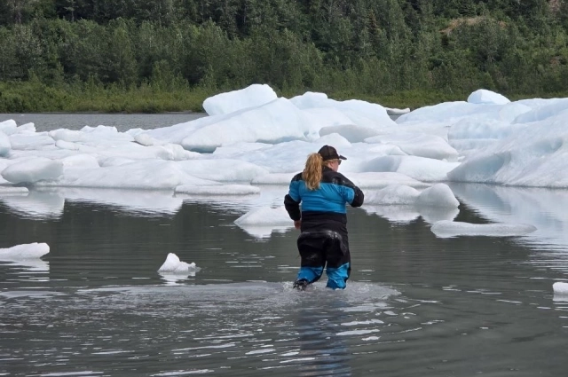 Рыбу на Аляске ловят как мужчины, так и женщины.