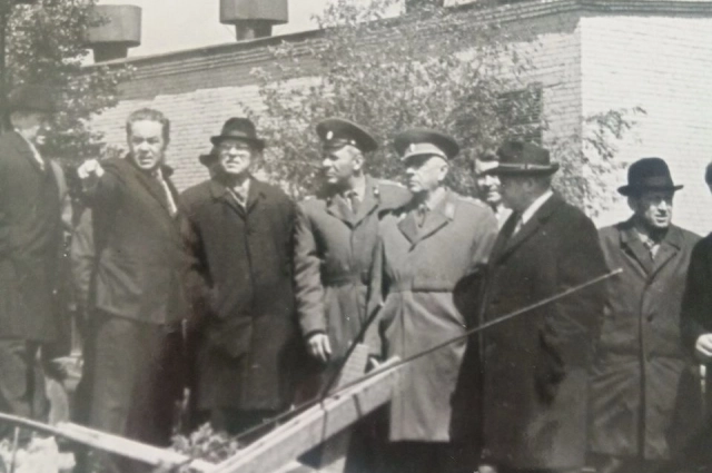 Генеральный директор производственного объединения «Ижсталь» В.С. Тарасов докладывает секретарю ЦК КПСС Д.Ф.Устинову о строительстве цеха фасонных профелей.