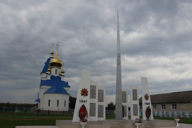 Храм в честь Казанской иконы Божией Матери и мемориал героев Великой Отечественной войны стали духовным центром села Благие – сюда приходят в горе и радости, здесь люди собираются вместе.