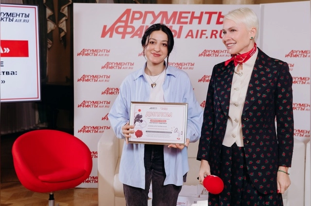 Роксана Рузиева, пресс – секретарь московского благотворительного фонда «Банк еды «Русь», фонд – победитель третьего курса проекта «Формула успеха. Мастерство коммуникаций» и 1-й заместитель генерального директора ИД «Аргументы и факты» Марина Мишункина. Роксана Рузиева, пресс – секретарь московского благотворительного фонда «Банк еды «Русь», фонд – победитель третьего курса проекта «Формула успеха. Мастерство коммуникаций» и первый заместитель генерального директора ИД «Аргументы и факты» Марина Мишункина.