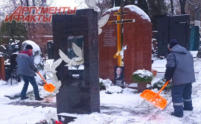 Могила Владимира Меньшова и Веры Алентовой.