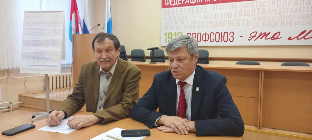 Лидер ФПСО Андрей Ветлужских (справа) считает, что ближайшие два года дя экономике Среднего Урала будут очень непростыми. Однако унывать по этому поводу не стоит.