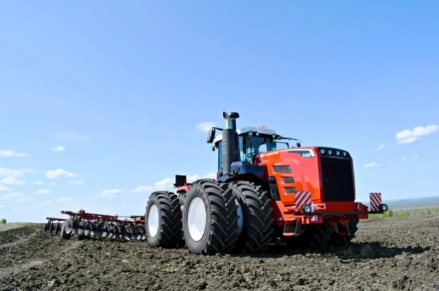 Трактор на сдвоенных колёсах бережнее относится к почве, что от сезона к сезону способствует более дружным всходам на полях.