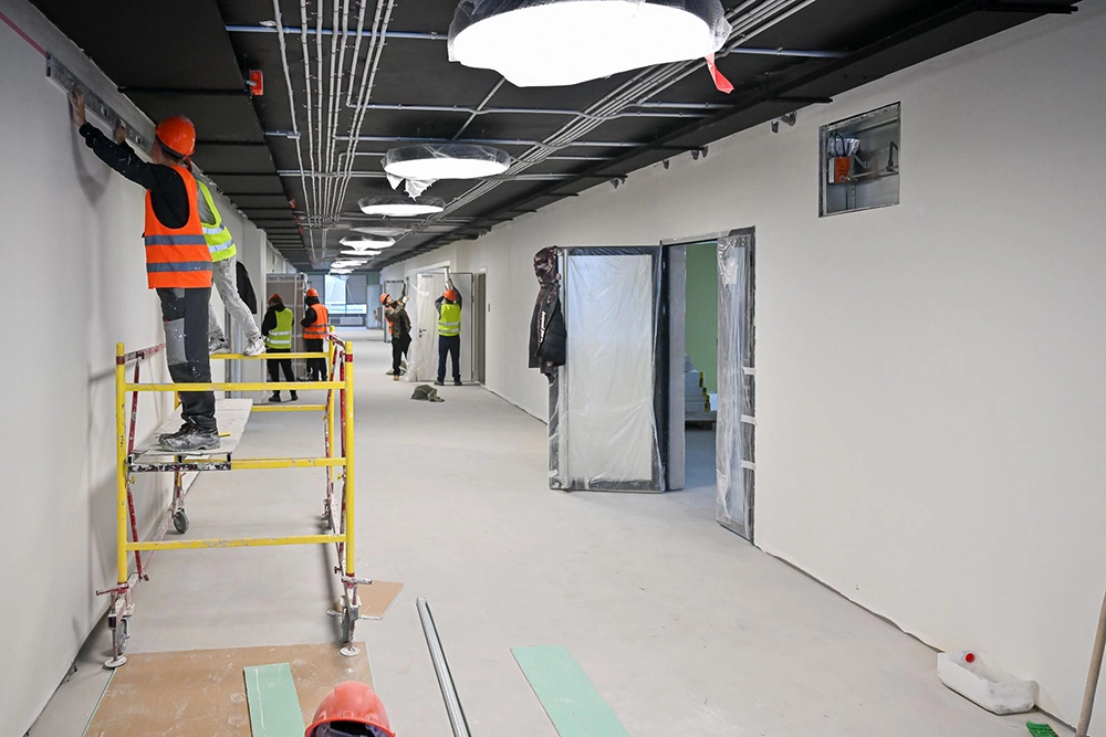 Внутри школы № 1619.