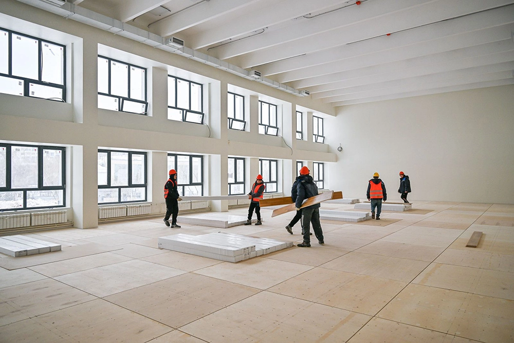 Внутренняя отделка здания идёт полным ходом. К началу учебного года работы должны быть завершены.