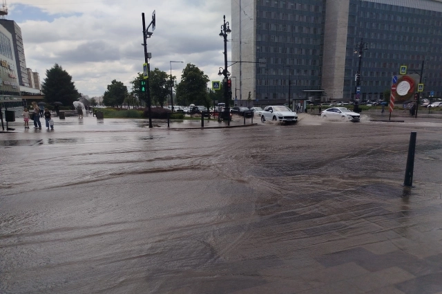 Улицы города залило водой.