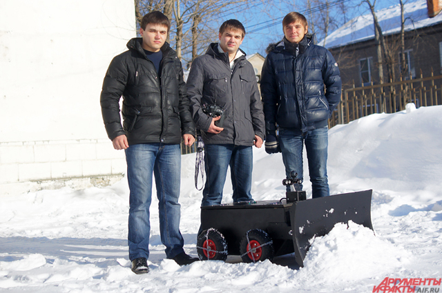 Ребята буквально за месяц собрали небольшого робота-снегоуборщика.