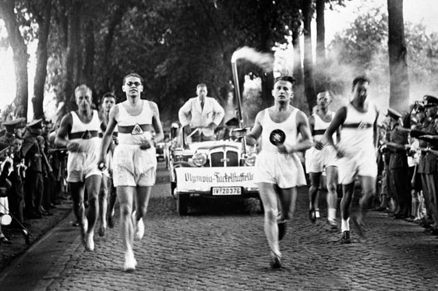 Олимпийский факел по дороге в Берлин. 1936 год.