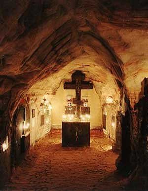 В пещерах братия служит панихиды по усопшим