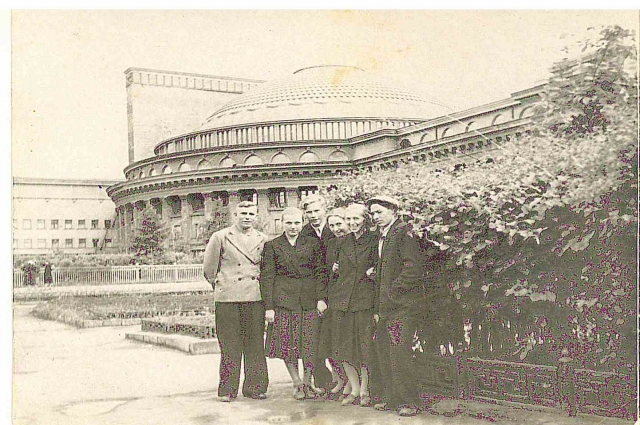 На фото: родители Ирины –Валентина Васильевна Селина, Герман Никандрович Селин и их друзья, 1957 год.