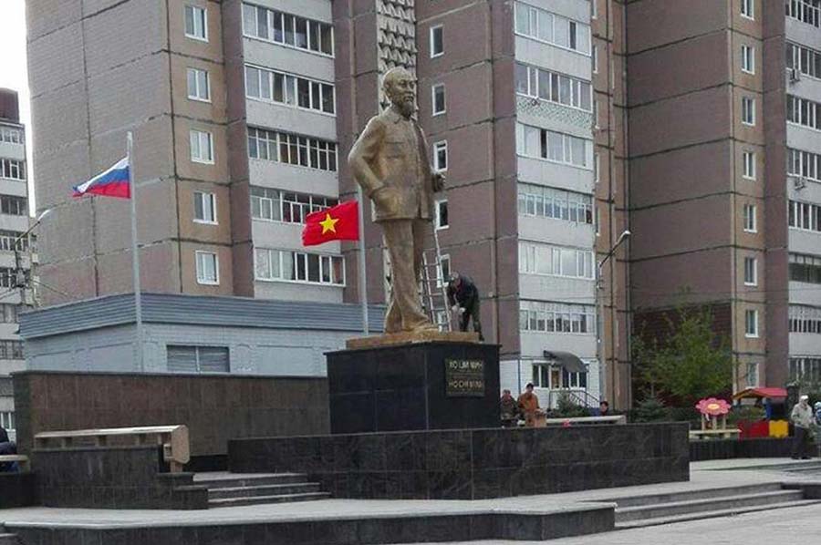 Памятник Хо Ши Мину в Ульяновске.