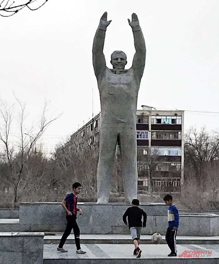 Гагарин на площади напоминает жителям о прежней «райской» жизни в городке.