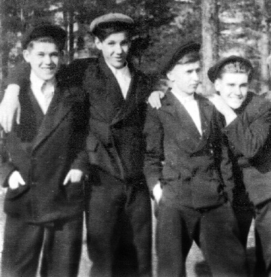 Борис Ельцин (второй слева) с друзьями.