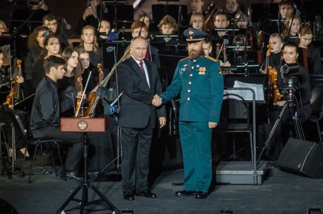 Во время открытия мемориального комплекса Президент РФ вручил государственные награды участникам специальной военной операции.