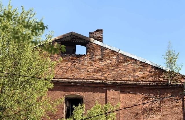 Крыша дома обгорела полностью.
