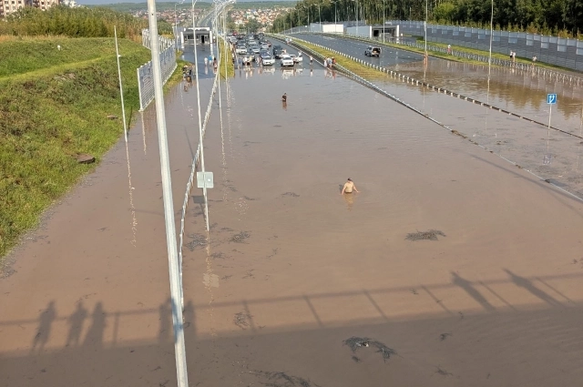 Автомобилисты были вынуждены стоять в километровой пробке на Вознесенском тракте.