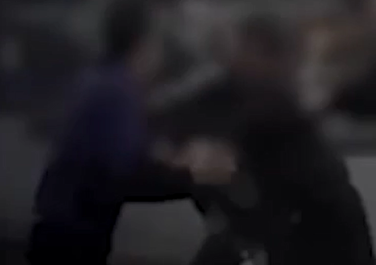 Драка попала на камеру видеонаблюдения.