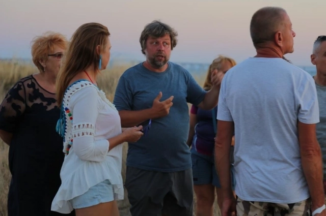 Александр проводит экскурсию по территории найденного городища.