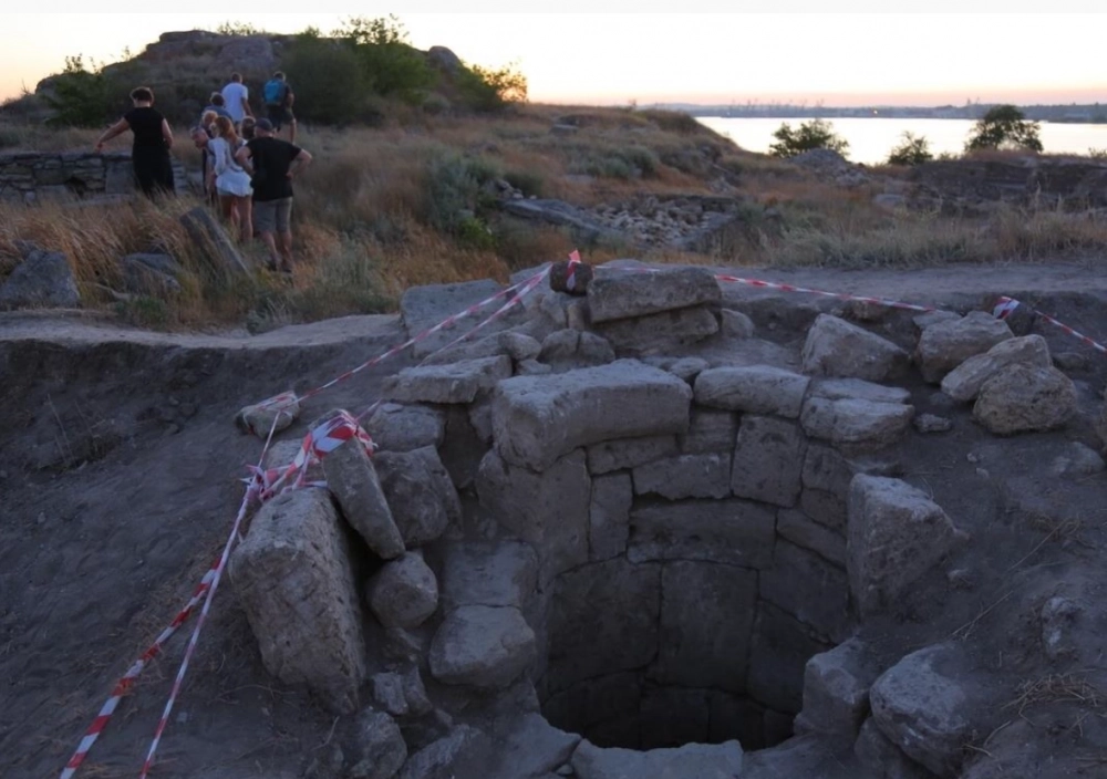 Найденный в 2000 году античный колодец.