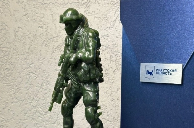Скульптуру воина специальной военной операции вручили Президенту РФ от Иркутской области.
