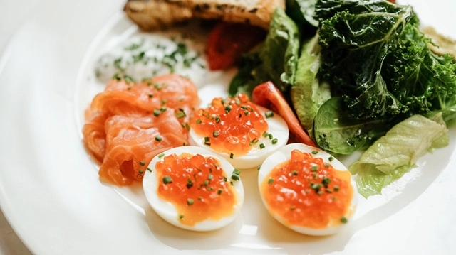 Икра на яйце.