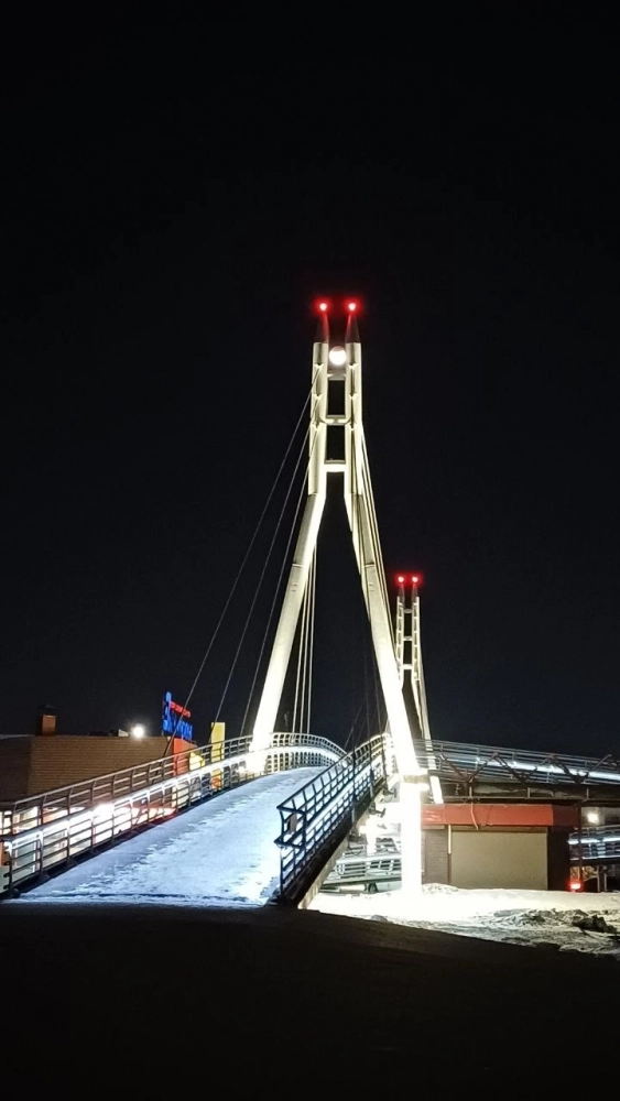 Не каждый увидит на снимке уходящую за горизонт Луну - она внизу слева.