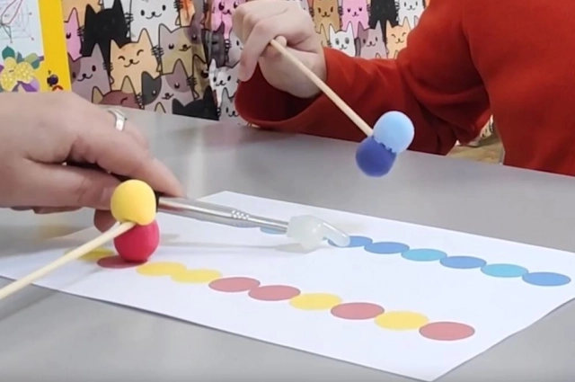 Максим Рытов не говорит, но учится общаться альтернативными способами коммуникации