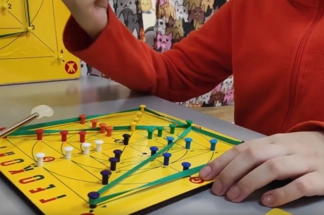 Благодаря работе со специалистами ребенок стал лучше контролировать эмоции, с радостью приходит на занятия и выполняет развивающие упражнения , а чтобы ответить на вопросы, использует письмо и жесты.