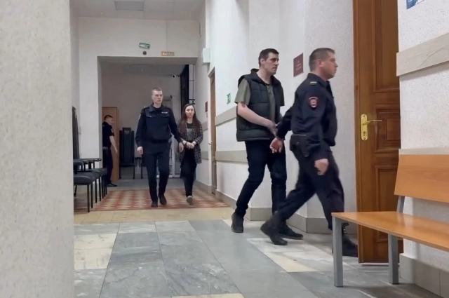 Эдуарда Литвинова и Ирину Давыдову заводят в засл суда перед вынесением приговора.