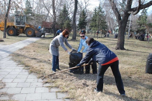 Люди уже убирают родные улицы