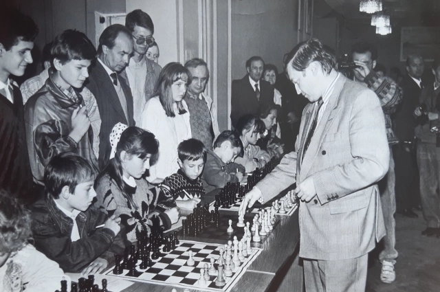 Сеанс одновременной игры в городском шахматном клубе. 1994 г.