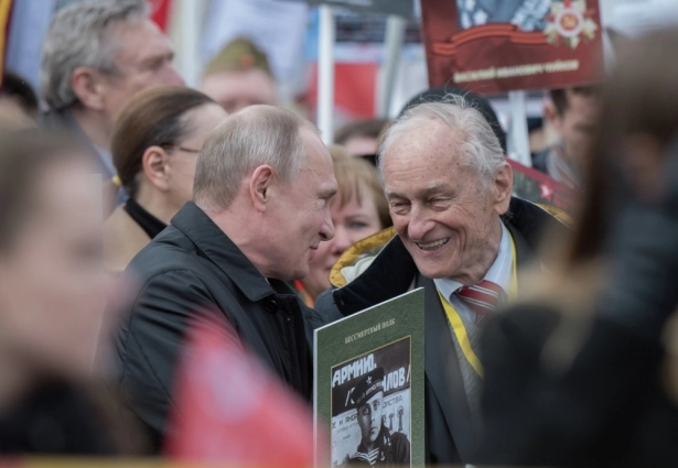 Президент РФ Владимир Путин и народный артист России Михаил Ножкин принимают участие в шествии патриотической акции «Бессмертный полк».