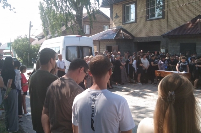 Прощание у дома, где жила Марина.