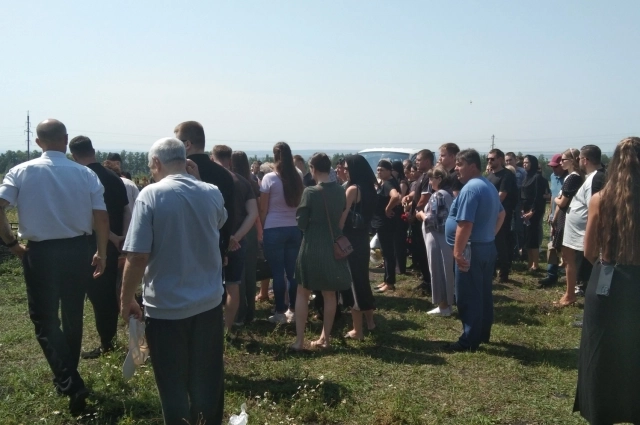На кладбище приехали около 80 человек.