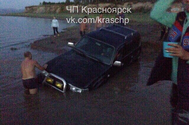 Так красноярские автомобилисты покоряют берег в Даурском.
