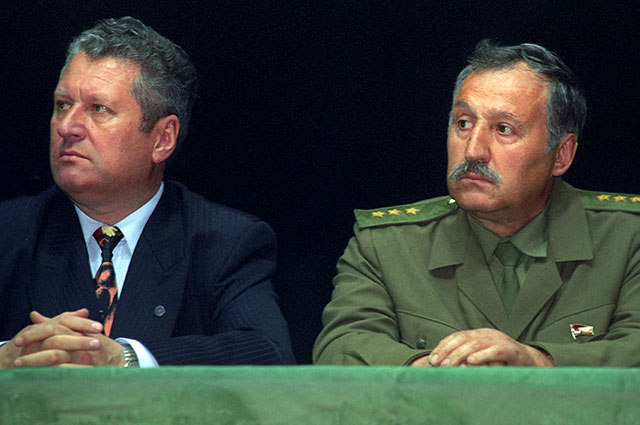 Генерал-полковники Владислав Алексеевич Ачалов и Альберт Михайлович Макашов, 1994 г.