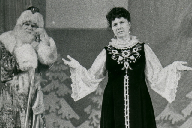 Фатия Иннокентьевна Авдеева на сцене Дворца детского творчества после новогоднего спектакля.