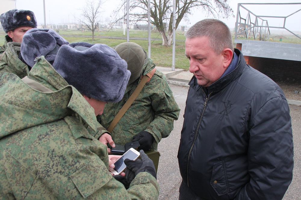 Вячеслав Сергиенко оставил бойцам свой мобильный номер.