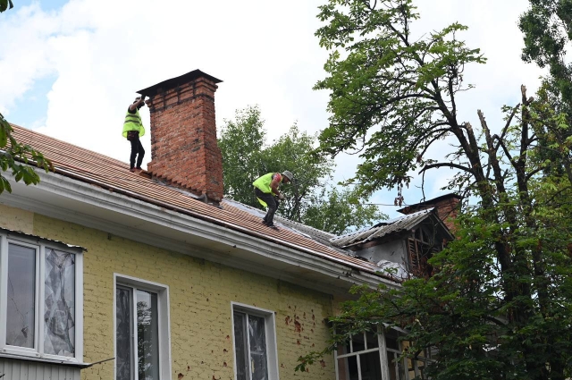 Рабочие продолжают ремонтировать дома в Шебекино.