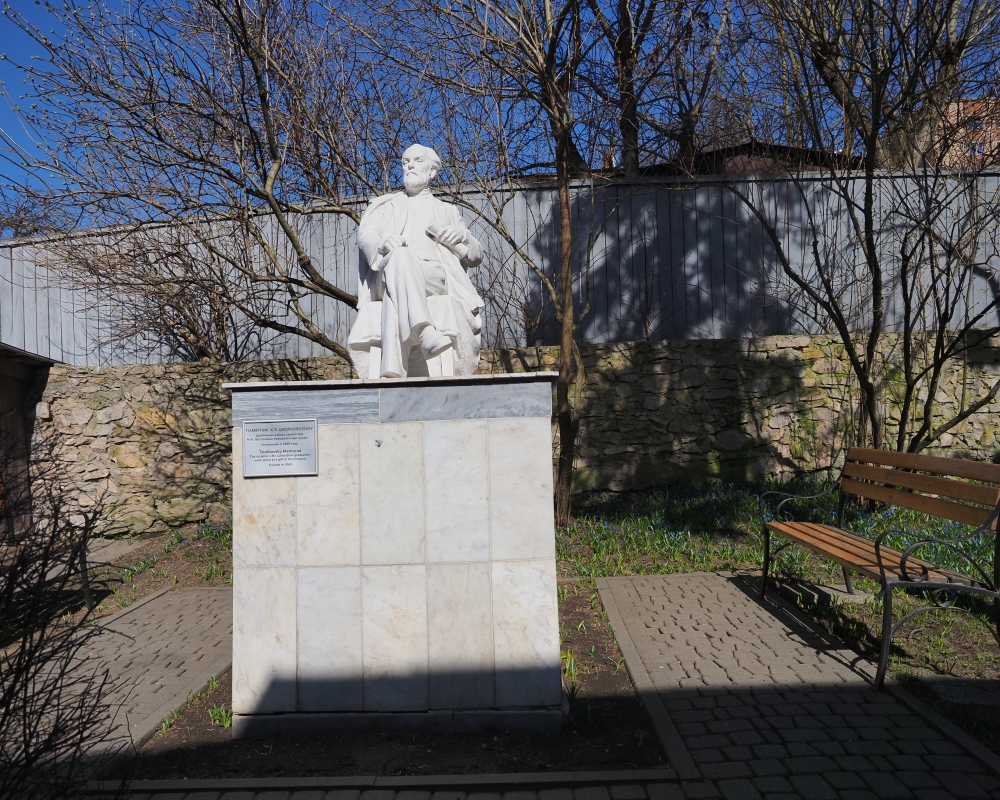 Памятник во дворе Дома-музея Циолковского.